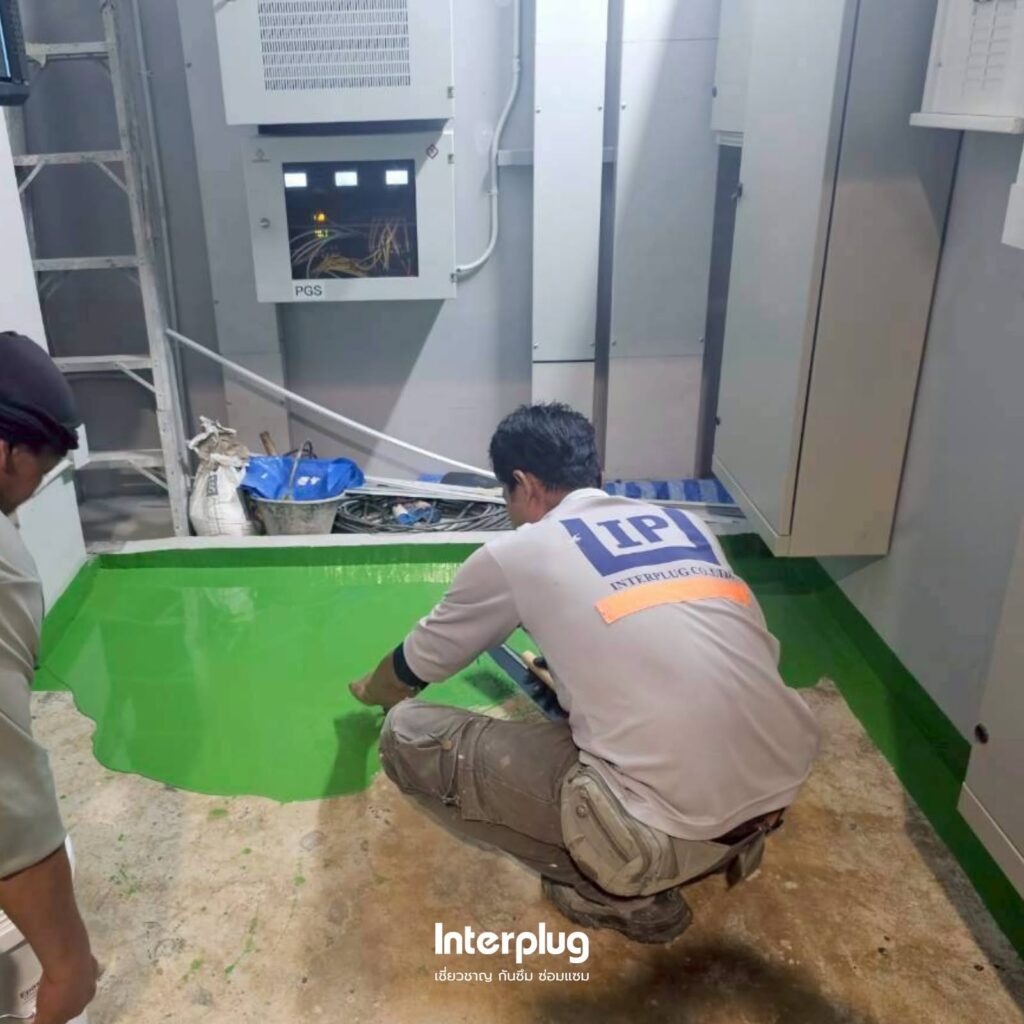 “จากพื้นปูนเปลือยเก่า สู่พื้น Epoxy สีเขียวเงางามที่ทนทั้งแรงกดและสารเคมี — ผลงานจริงจากทีม Interplug”